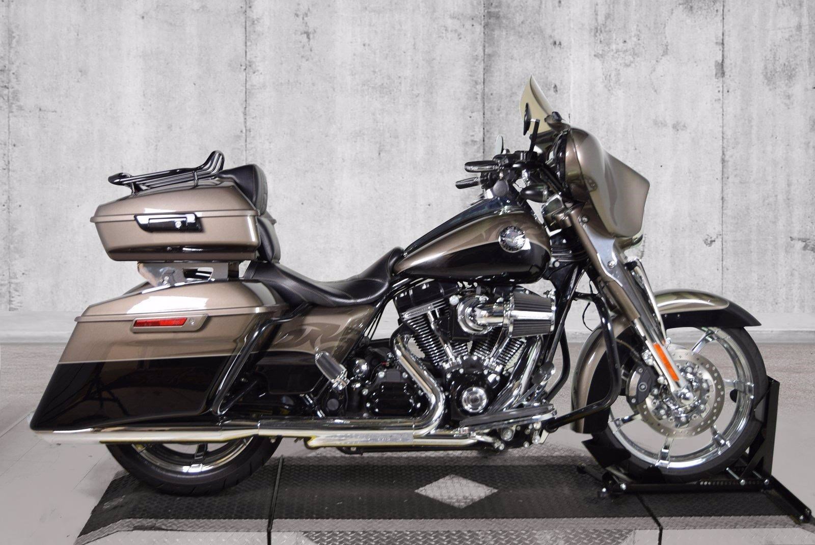 PreOwned 2014 HarleyDavidson Road King CVO FLHRSE CVO/Touring in